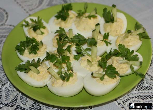 Как приготовить яйца, фаршированные сыром и чесноком?