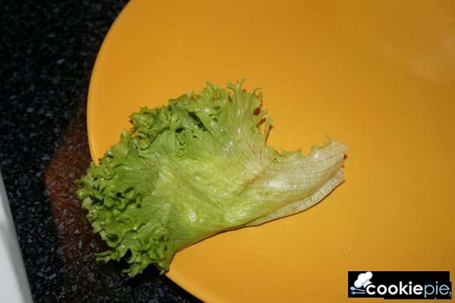 Закуска из листьев салата (латук, дубачик) с сыром