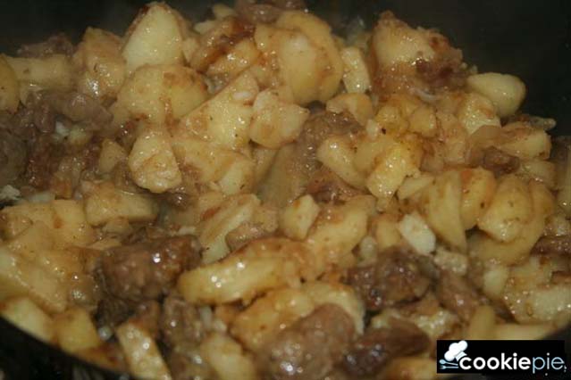 Горячая сковородка из баранины с картофелем
