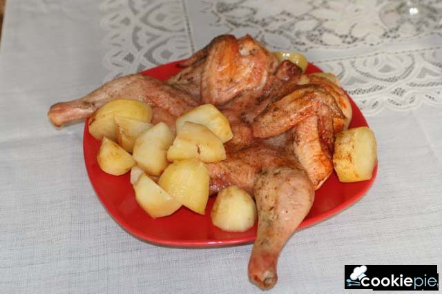 Цыплёнок печёный с молодым картофелем