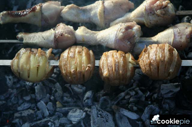 Шашлык из куриных ножек и печёный на мангале картофель