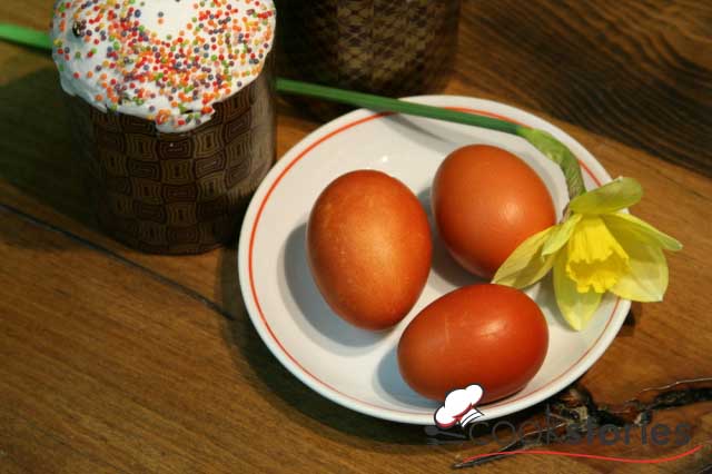 Как покрасить яйца луковой шелухой