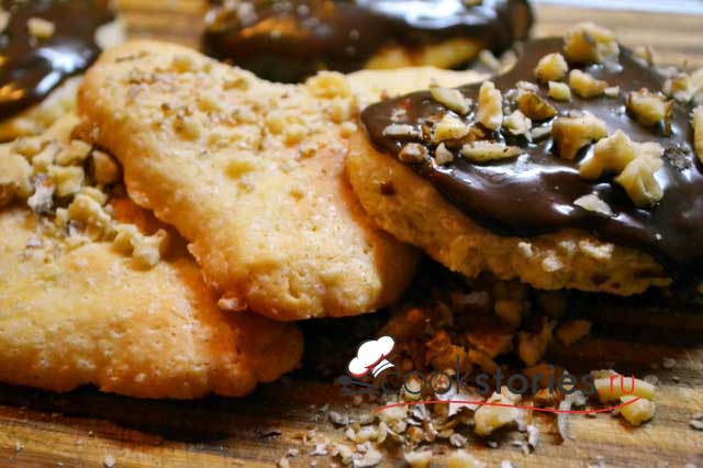 Песочное печенье с шоколадной глазурью и орехами
