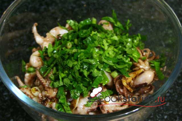 Салат из осьминогов с чесноком