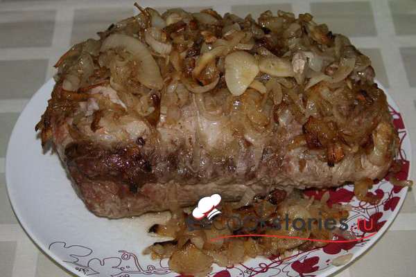 Печёная свинина с карамелизированным луком