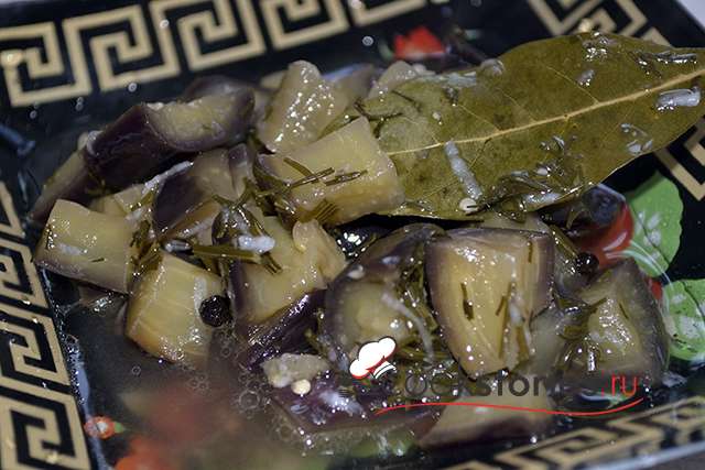 Быстрый рецепт маринованных баклажан с чесноком